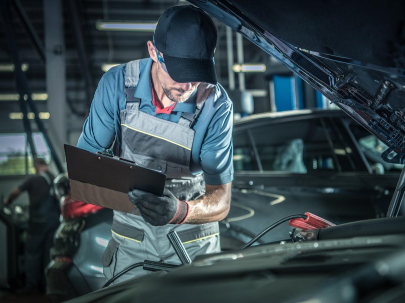 Автомобиль в автосервисе