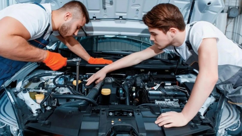 Чинит машину