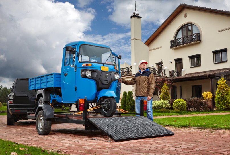 Трицикл Bajaj maxima