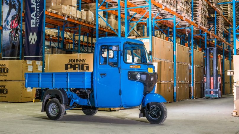 Трицикл Bajaj maxima c