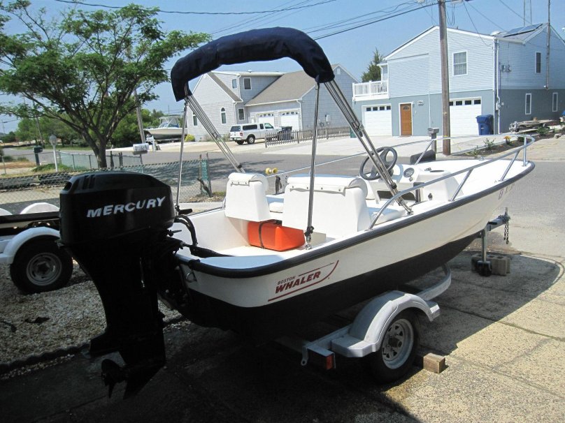Boat Boston Whaler 130