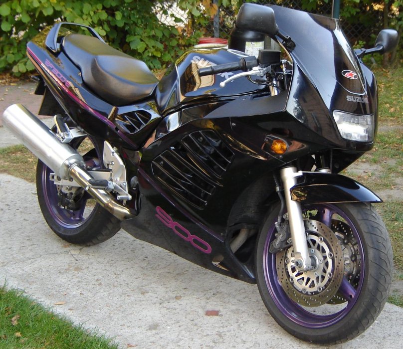 Suzuki RF 900