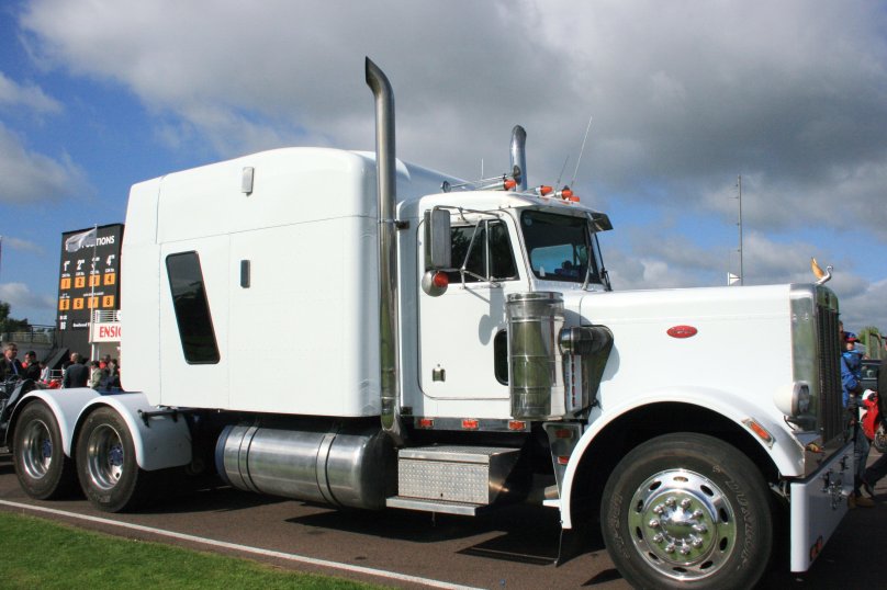 Белый Peterbilt 389