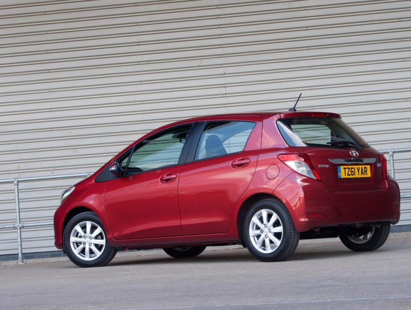 Тойота Ярис 2011