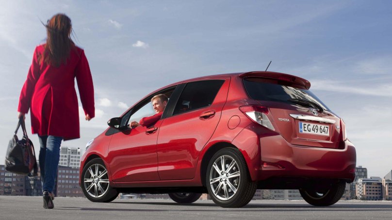Тойота Ярис красная