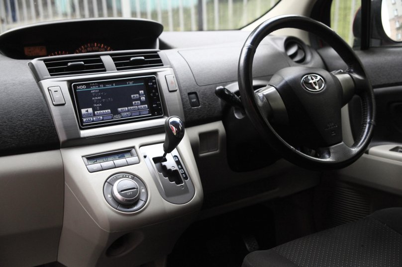 Toyota passo sette 2010