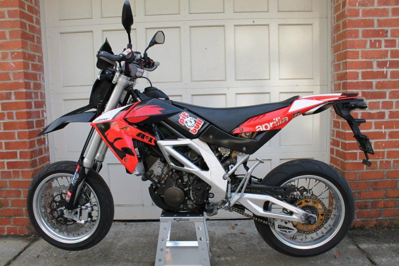 Мотард Aprilia 550