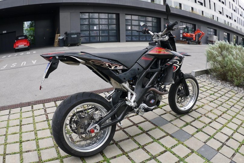 Априлия мотард 550