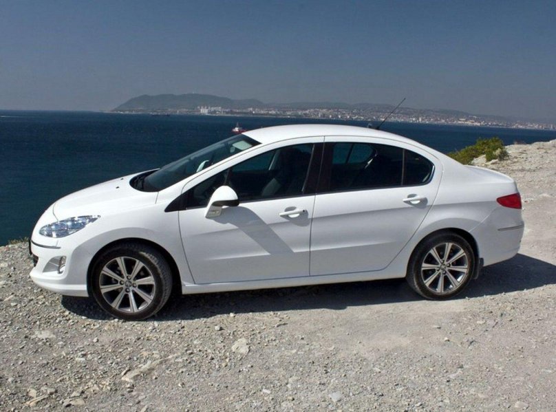 Пежо 408 белый