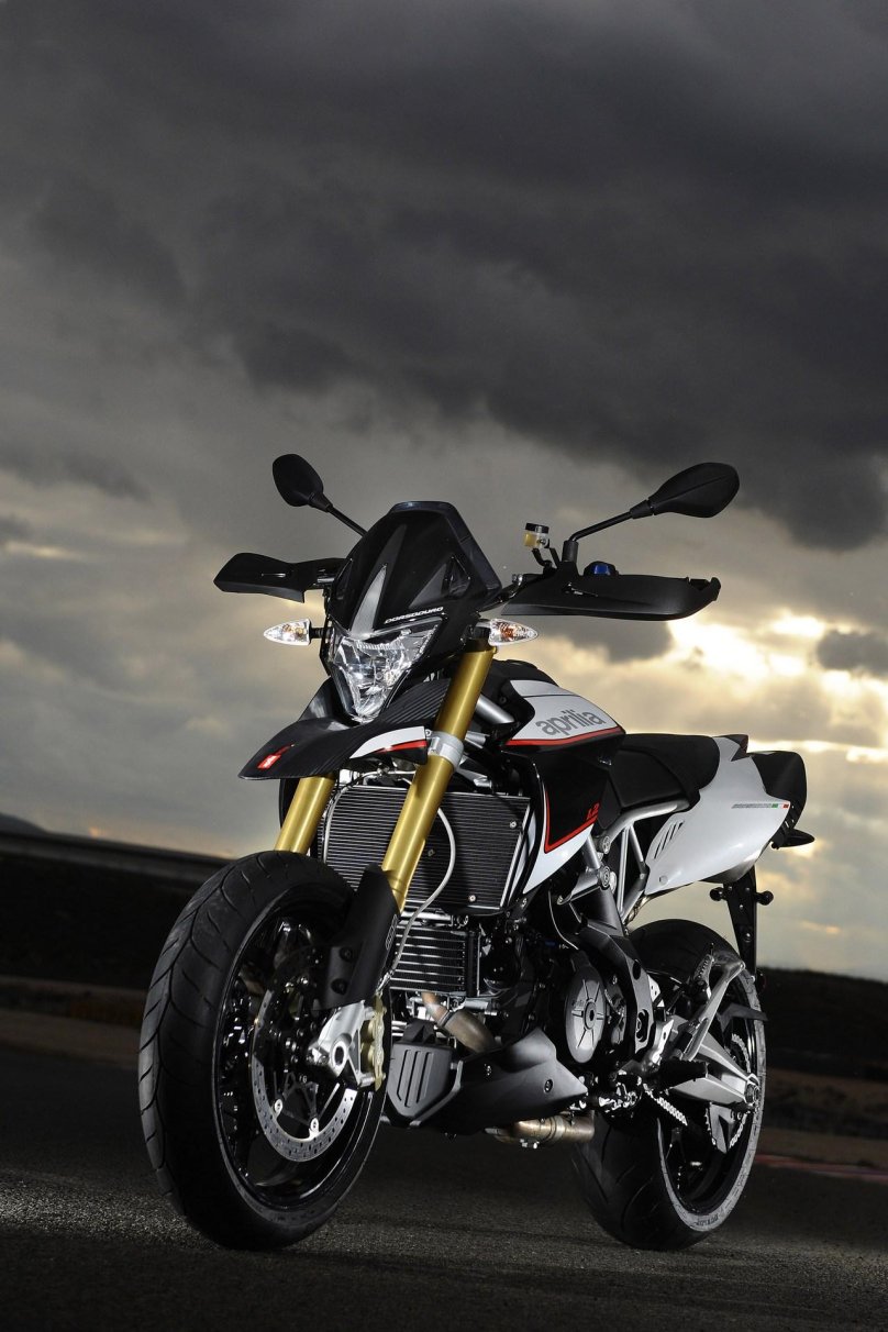 Априлия Дорсодуро 900