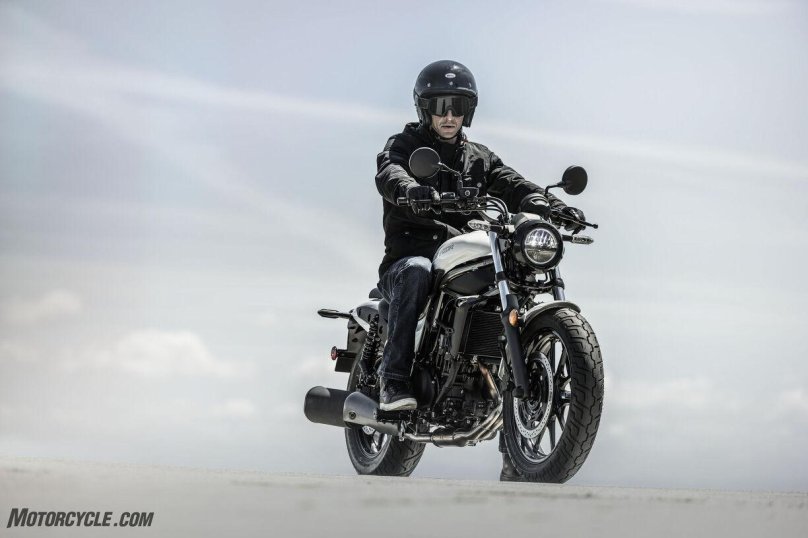 Кавасаки Элиминатор 400 с водителем