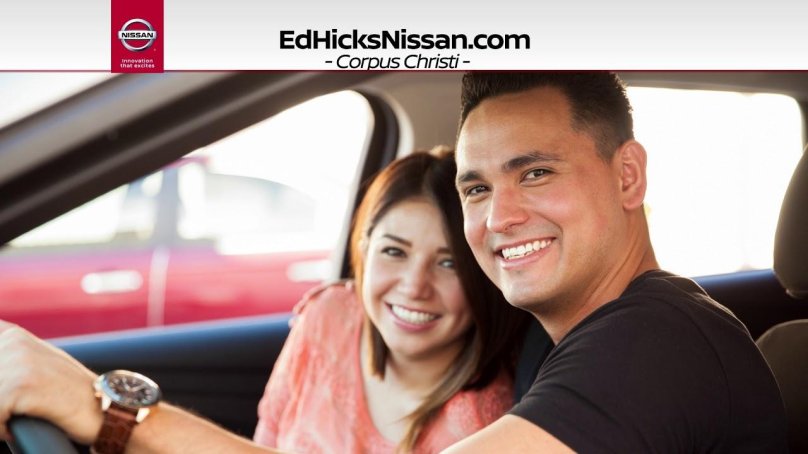 Молода пара в машине