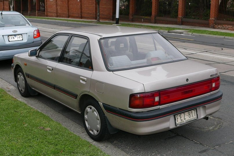 Мазда 323 седан