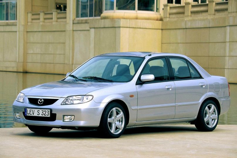 Мазда 323 2000 седан