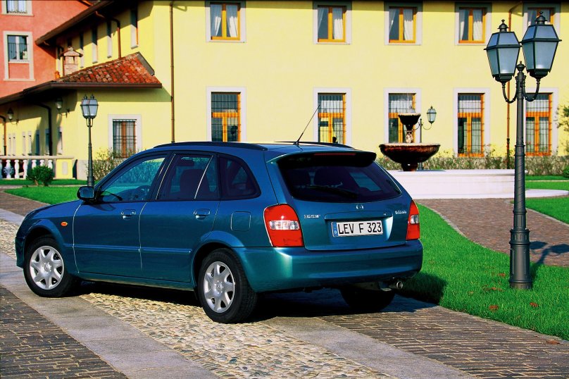 Мазда 323 хэтчбек