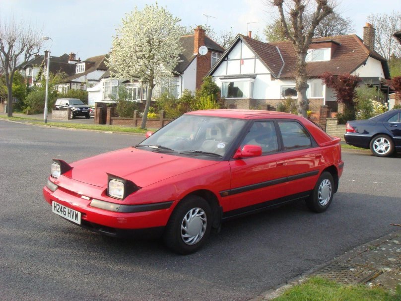 Mazda 323 1990 хэтчбек