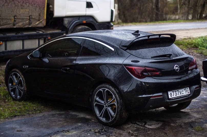 Opel Astra GTC черный