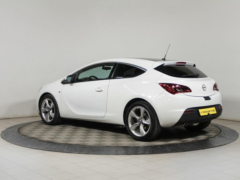 Opel Astra GTC J белая