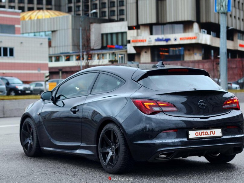 Opel Astra GTC 2013 черный