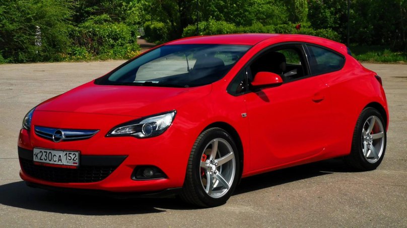 Опель Астра GTC красная