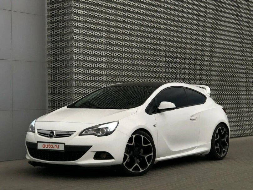 Opel Astra GTC белая