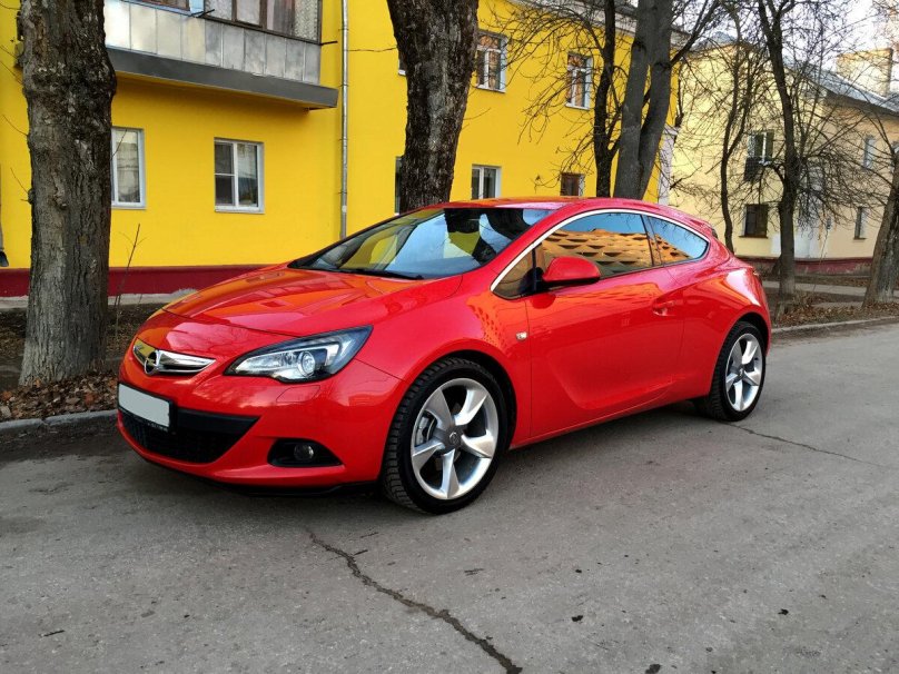 Opel Astra j GTC красная