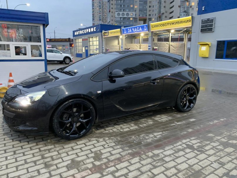 Opel Astra j GTC черный