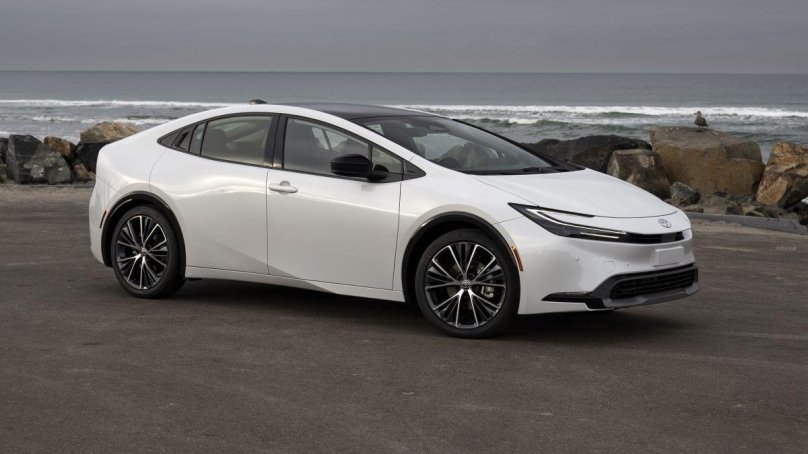 Тойота Приус 2022