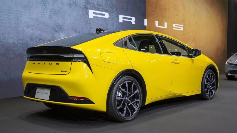 Тойота Приус гибрид 2023