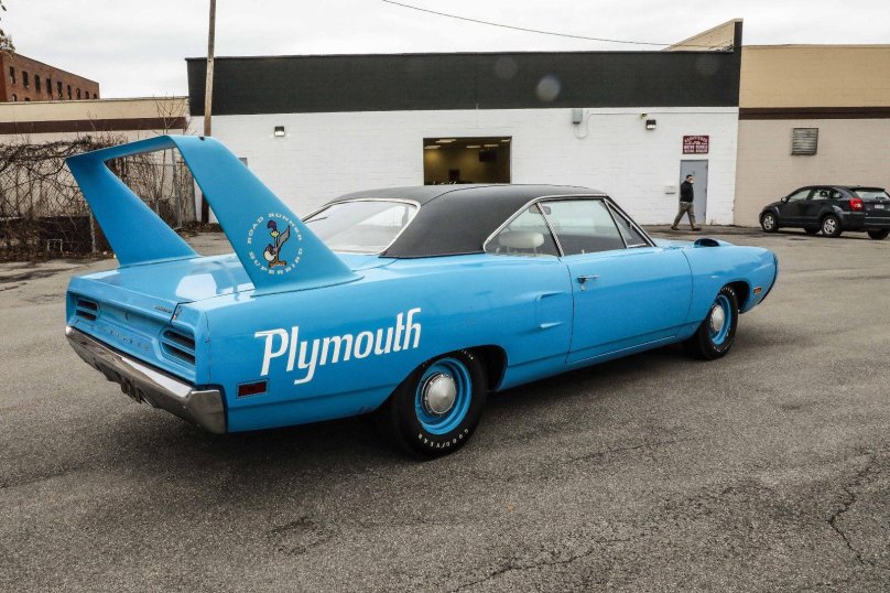 Машина Plymouth Superbird 43
