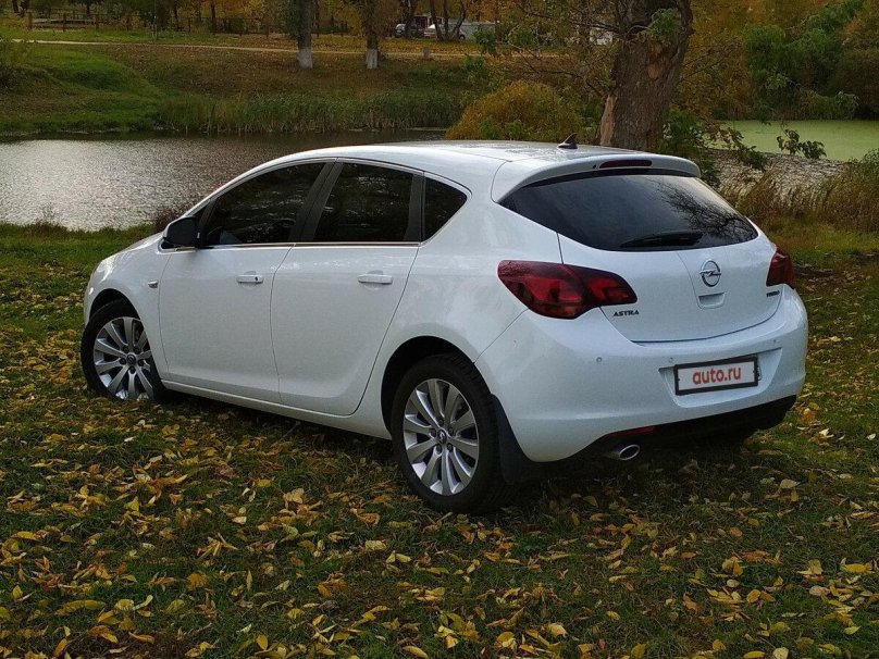 Опель Астра j 2011 белая