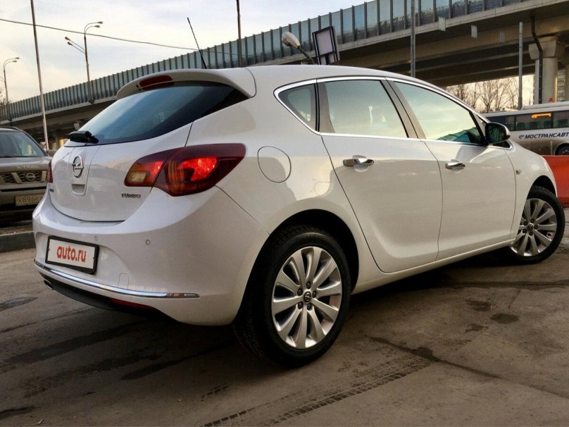 Опель Астра j белый хэтчбек