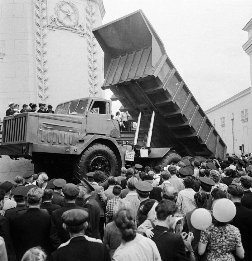 МАЗ-530 самосвал