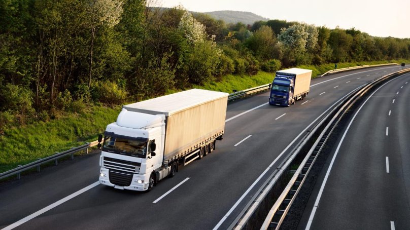 Грузовик на дороге