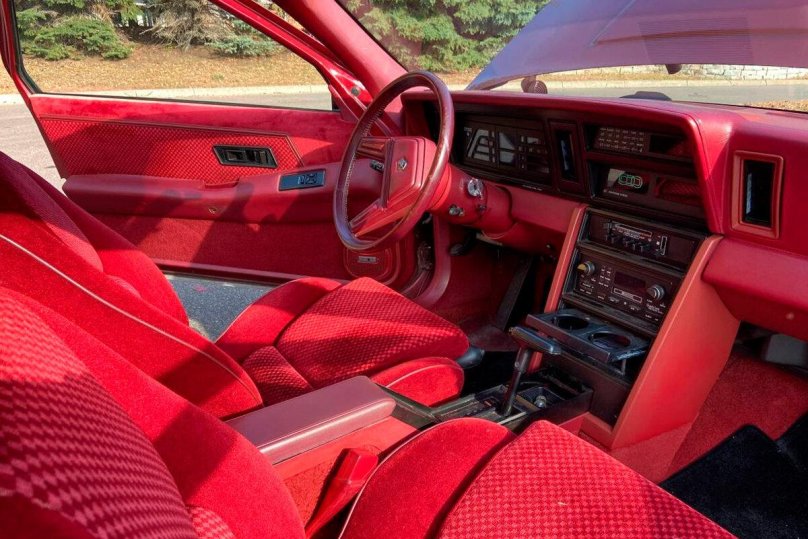 Plymouth Laser 1992 салон