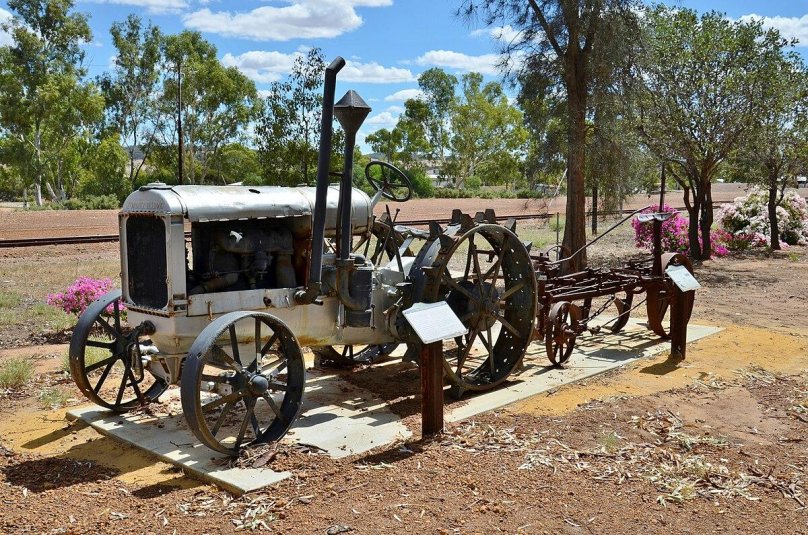 Трактор серебро