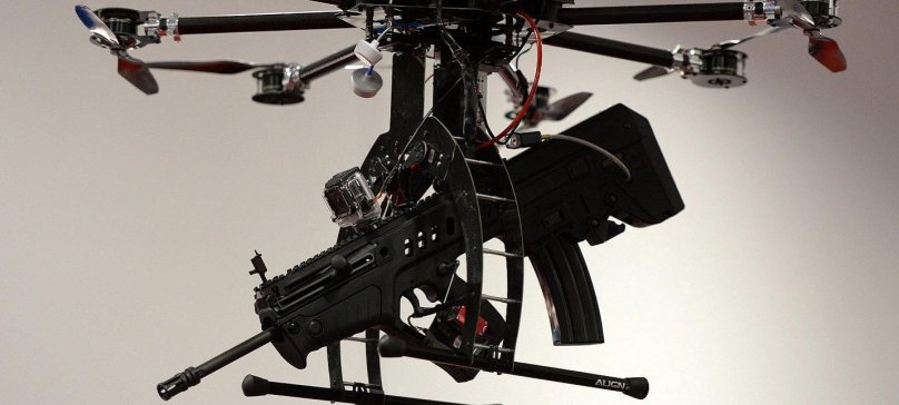 Боевой дрон с пулеметом БПЛА