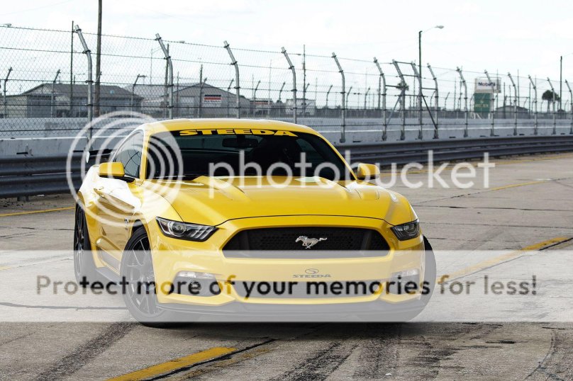 Мустанг 2014 года желтый