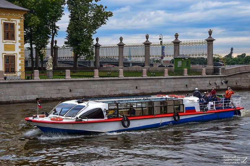 Речной трамвайчик в Санкт-Петербурге