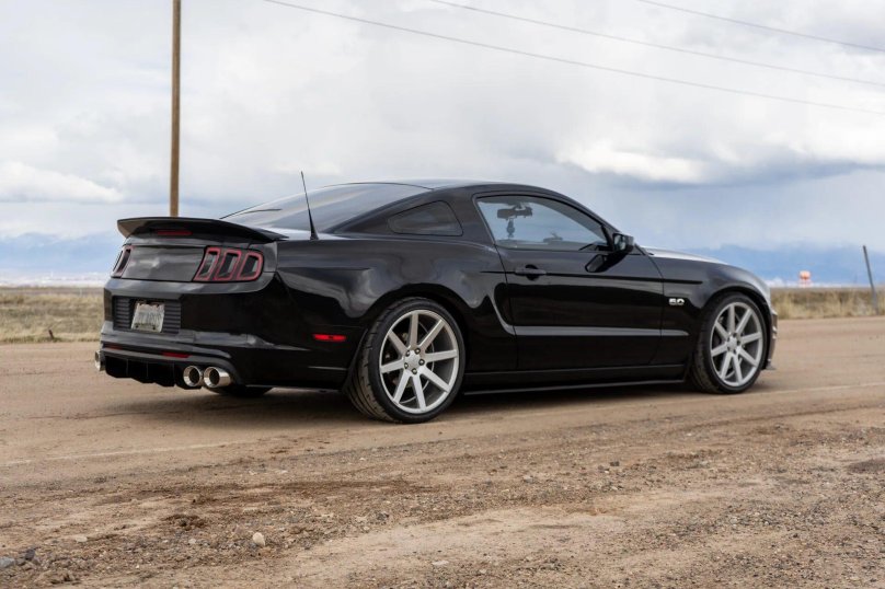 Форд Мустанг 5 поколения черный