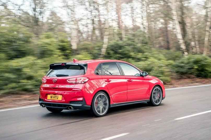 Kia красная хотхэч спорт