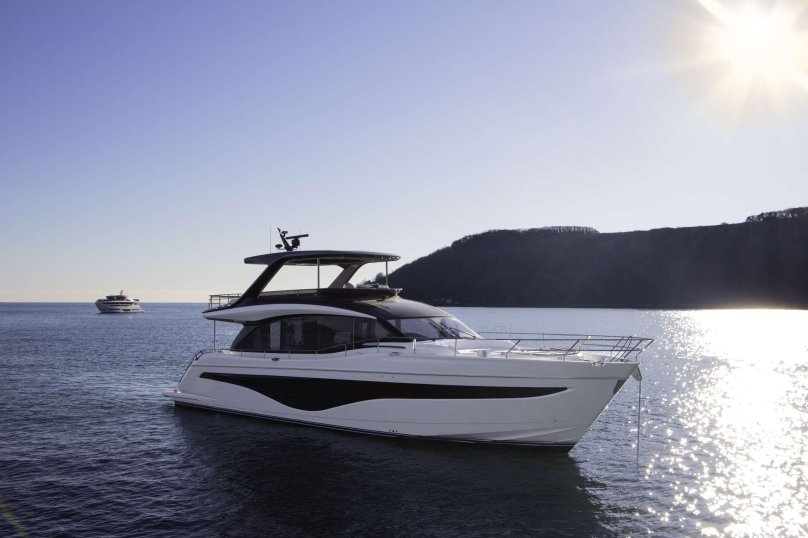 Яхта Princess y72