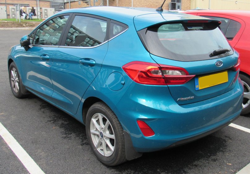 Форд Фиеста 2017 года вид сзади