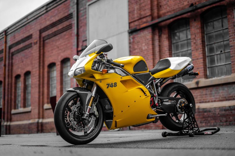 Мотоцикл Дукати 748