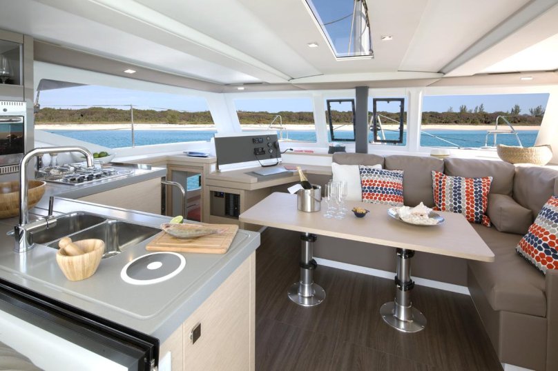 Катамаран Fountaine Pajot 40