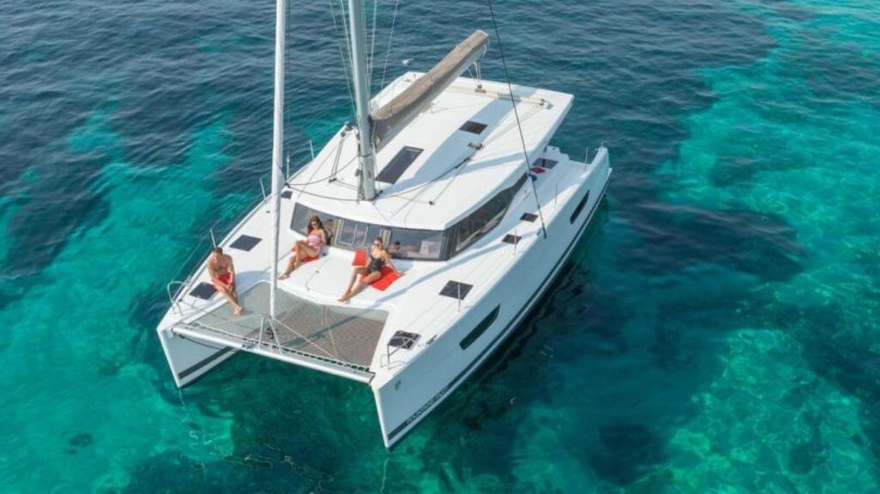 Катамаран с 4 каютами