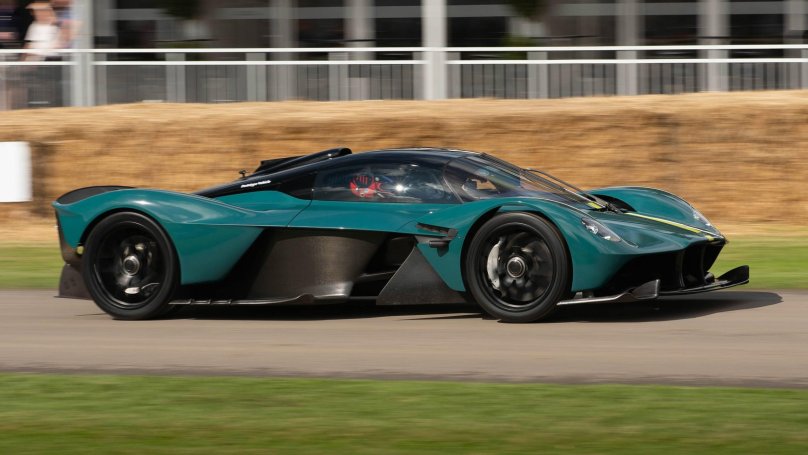 Астон Мартин Валькирия