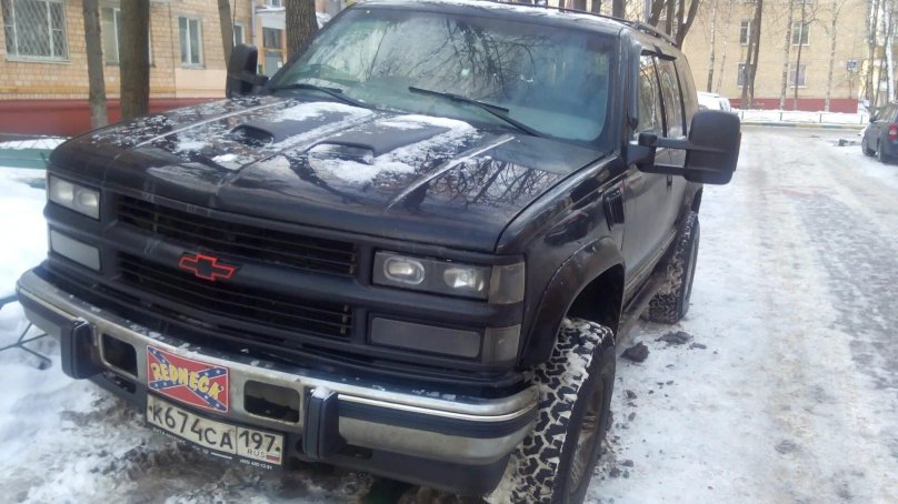 Черный Интер с капотом машина