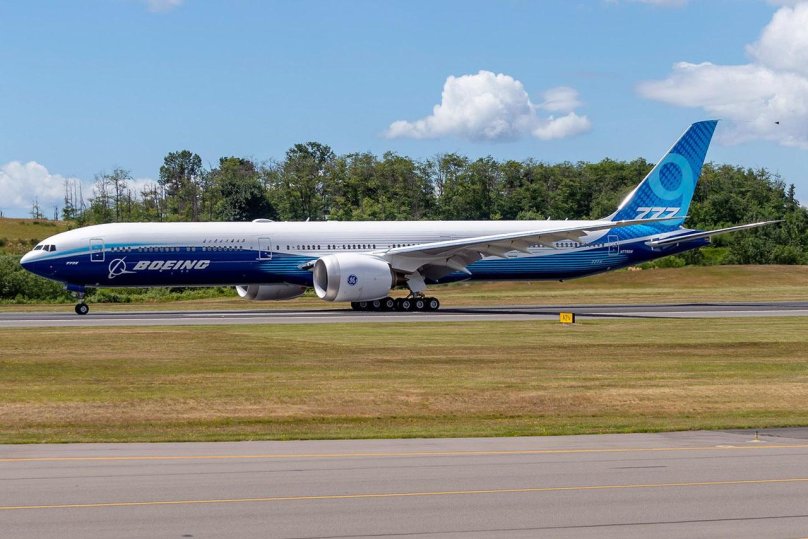 Самолет Боинг 777