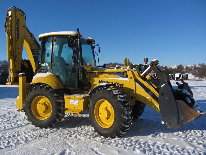 Экскаватор-погрузчик Komatsu wb93s